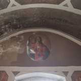 Dando le spalle all�altare possiamo poi notare la rappresentazione di Cristo. Si trova all�interno di un�ellissi e compie i gesti rituali dell�Ultima cena